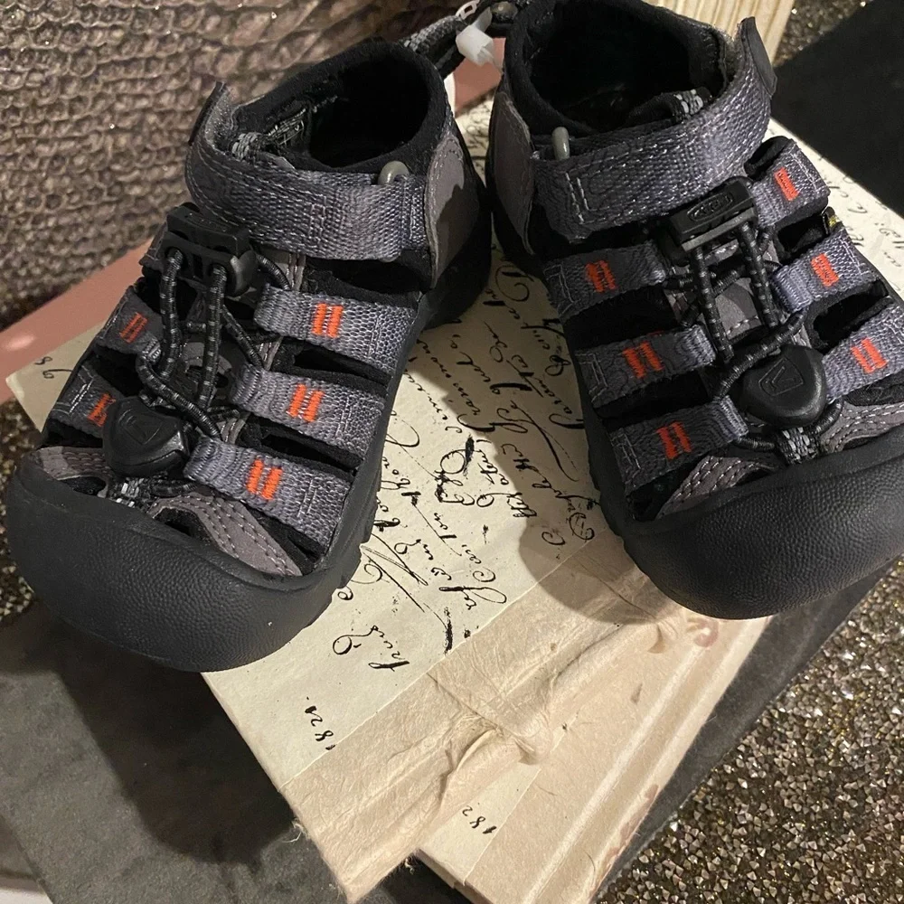 Keen Newport H2 - Stlgry/blk. NWOT